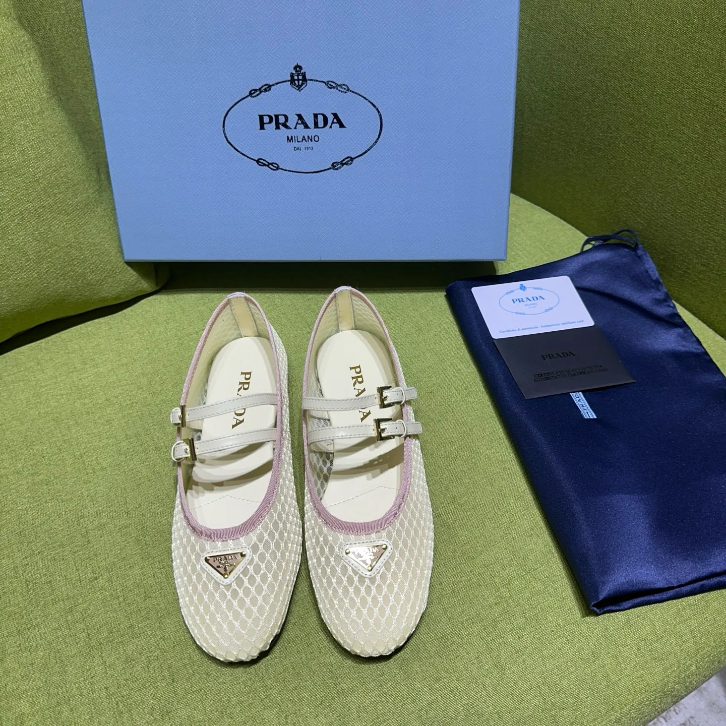 👟👟Ex-factory price 500👟👟 Prada 25ss new style for early spring🔥🔥✨ 🌟 Recommended by major bloggers in Xiaohongshu, developed 1-1 to highlight classic charm. Open molded outsole. Imported mixed breed sheep lining. These ballet flats have a feminine silhouette and classic details for a sophisticated and timeless style. The mesh fabric is reinterpreted with lace patterns, which is delicate and unique. The upper is embellished with a narrow band and an engraved logo metal buckle. Enamel-coated triangular metal logo. 5mm one-piece rubber sole, decorated with hot-stamped logo. Code number: 35 to 42 (40-42 customized, non-refundable)